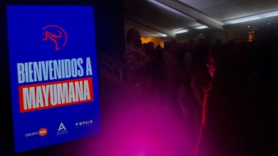 Alpha Media junto a sus clientes en el show de Mayumana